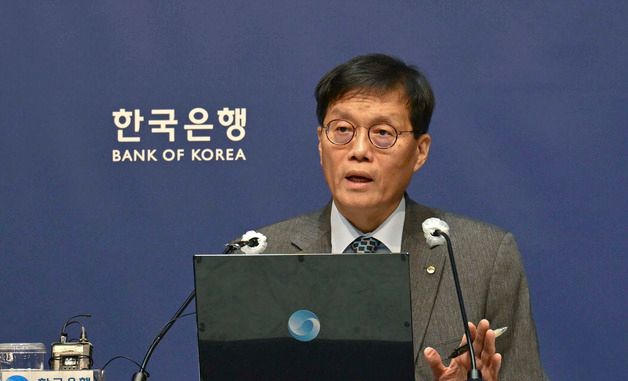 4연속 금리 동결 배경 설명하는 이창용 총재