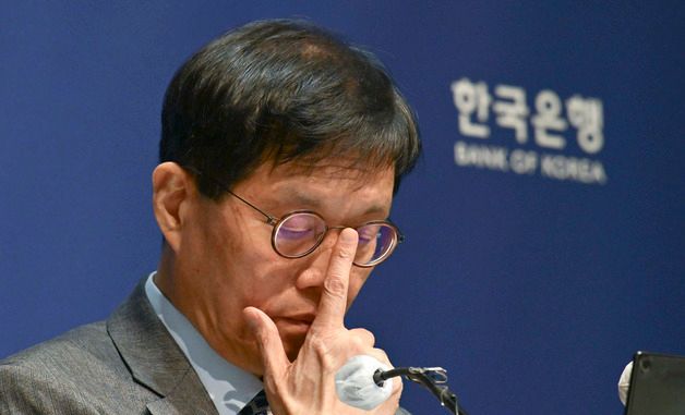 질문 듣는 이창용 총재