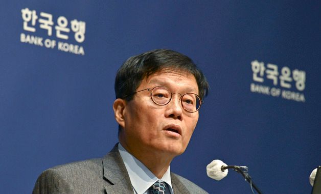 4연속 금리 동결 배경 설명하는 이창용 한은 총재