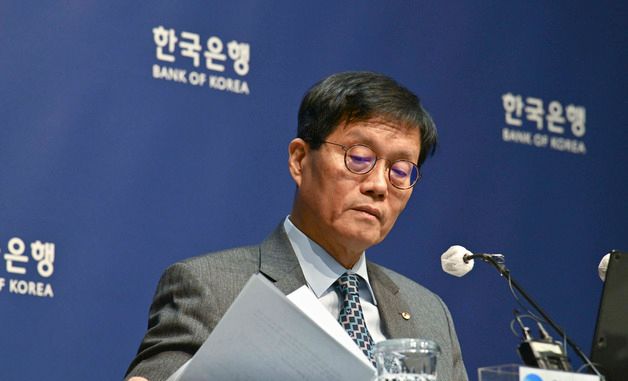 금통위 기자간담회 하는 이창용 한은 총재