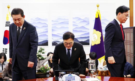 의장 주재로 만난 여야 원내대표 '싸늘'
