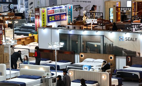 가구 살펴보는 관람객들