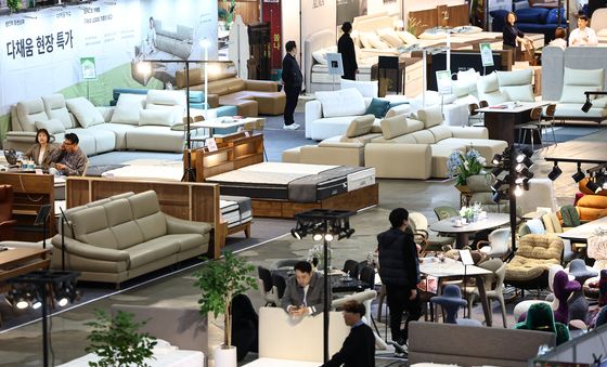 가구 살펴보는 관람객들