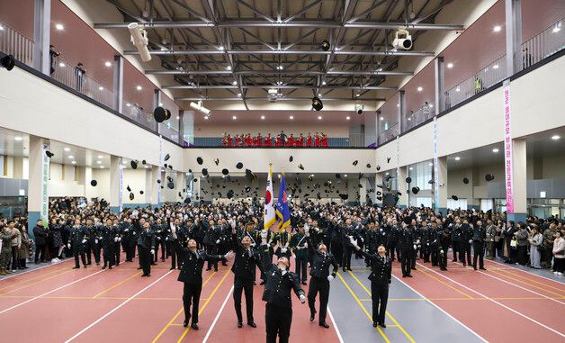 자축하는 신임 부사관들