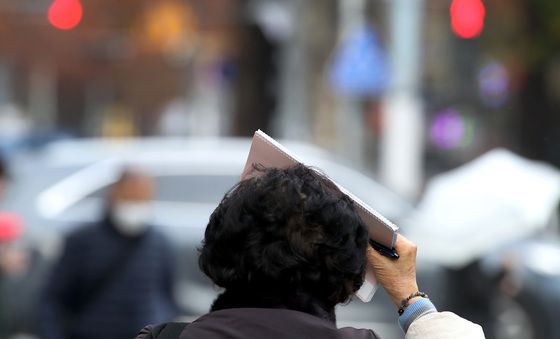 머리만 가린 채