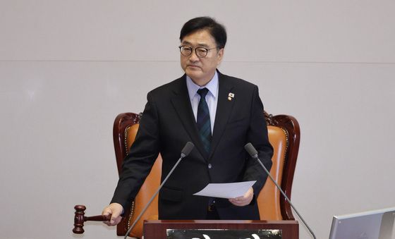 의사봉 두드리는 우원식 의장