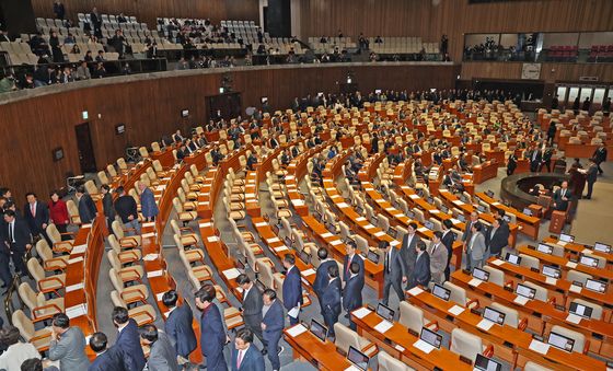 추경호 의원 체포동의안 표결 전 본회의장 나서는 국힘