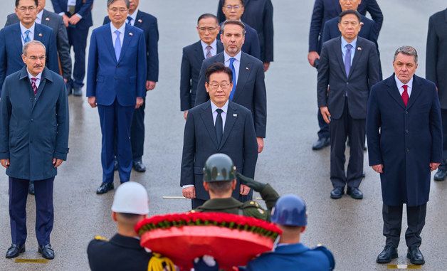 헌화하는 이재명 대통령