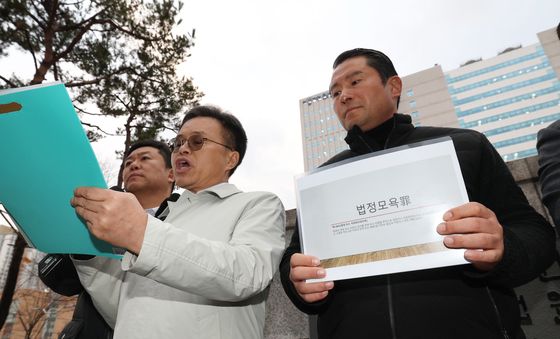 이화영 변호인단, 퇴정 검사 4명 법정모욕 혐의로 고발