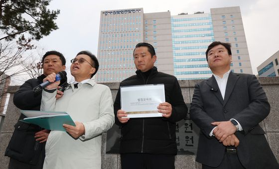 이화영 변호인단, 퇴정 검사 4명 법정모욕 혐의로 고발