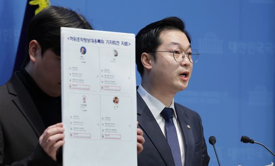 기자회견하는 김동아 위원장