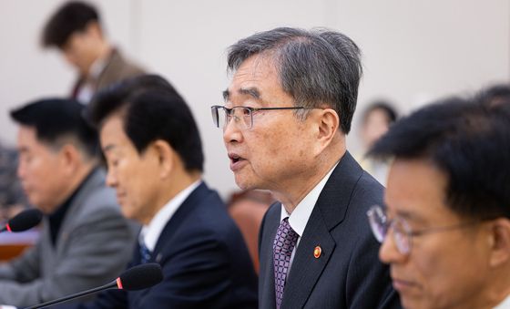 현안질의 답변하는 조현 외교부 장관