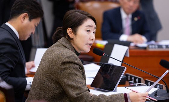 현안 질의하는 강선우 민주당 의원