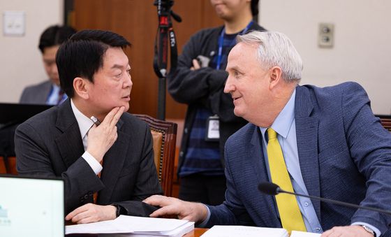 대화 나누는 안철수·인요한 의원