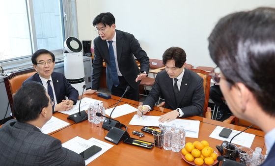 여야 간사와 대화하는 정일영 소위원장