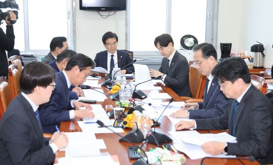 안건 논의하는 기재위 예결소위