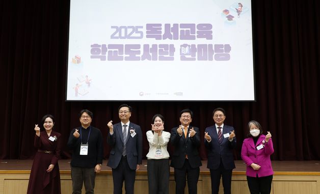 기념 촬영하는 최교진 장관