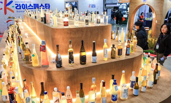 쌀로만든 술 살펴보는 관람객들