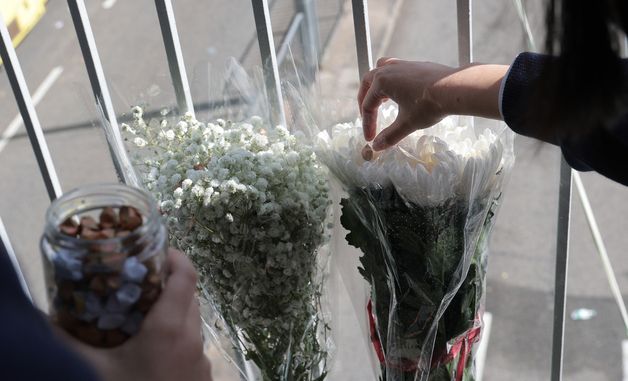 홍콩 타이포 아파트 화재…꽃과 종이별 놓으며 애도