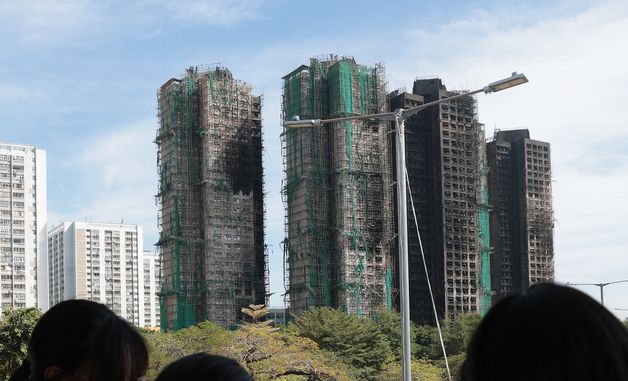 홍콩 타이포 아파트 화재…학생들의 추모 행렬