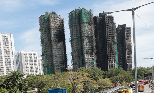 홍콩 아파트 대형 화재 참사…시민들 추모 행렬 이어져