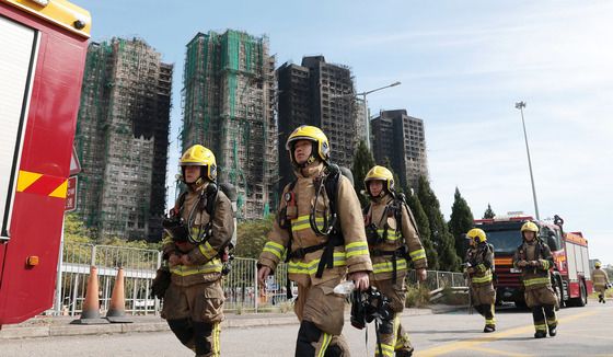 홍콩 타이포 아파트 화재, 사망자 94명… 소방 당국 "수색 마무리"