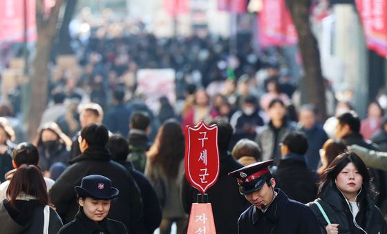 구세군 자선냄비에 기부하는 어린이