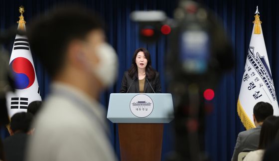 李대통령, 국정원 방문해 첫 업무보고 받아