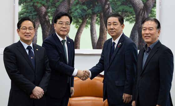 손 맞잡은 여야 원내대표