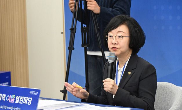 인사말하는 오유경 처장