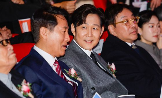 오세훈 시장과 대화 나누는 이정재