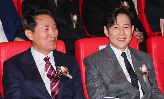 오세훈 시장과 대화 나누는 배우 이정재