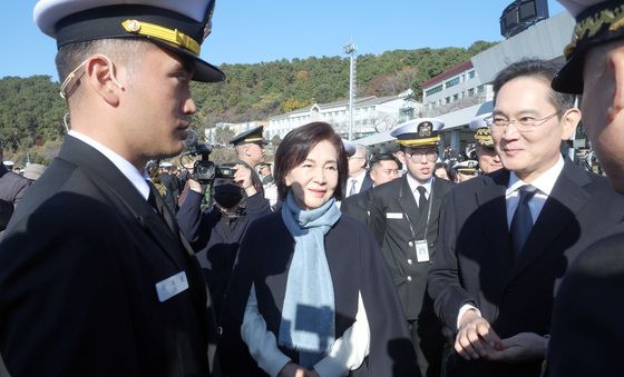 이지호 소위와 대화 나누는 이재용 회장과 홍라희 명예관장