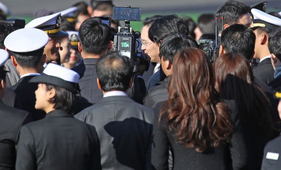 계급장 수여하는 이재용 회장 뒤로 기다리는 임세령 부회장