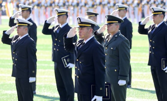 거수경례하는 이지호 소위