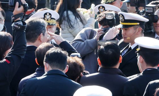 이재용 회장 장남 '거수경례'