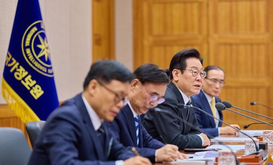 李대통령 "국정원 실력·힘 충분히 쓰도록 지원" 첫 정부 업무보고