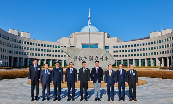 李대통령, 국정원 방문해 첫 업무보고 받아