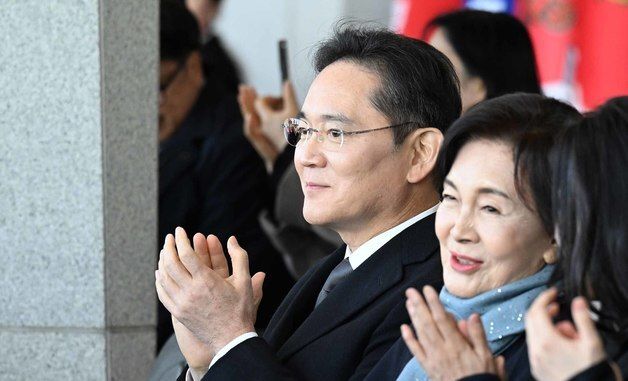 박수치는 이재용 회장과 홍라희 명예관장