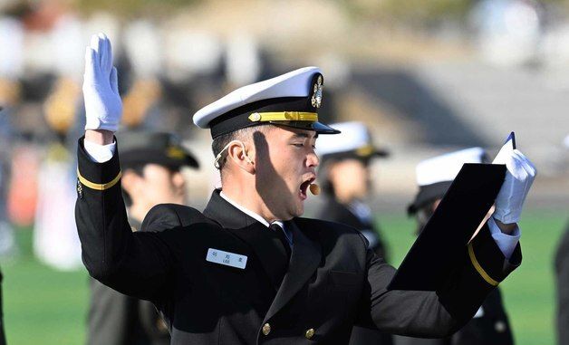 선서하는 이지호 소위