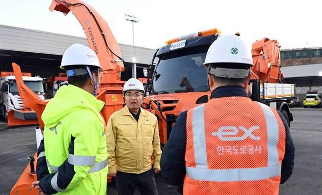 제설장비 운영 점검하는 김광용 재난안전관리본부장