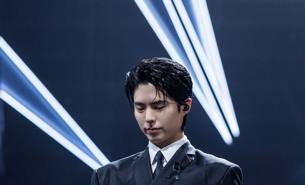 박보검, 검은 리본 달고 홍콩 화재 희생자들 추모