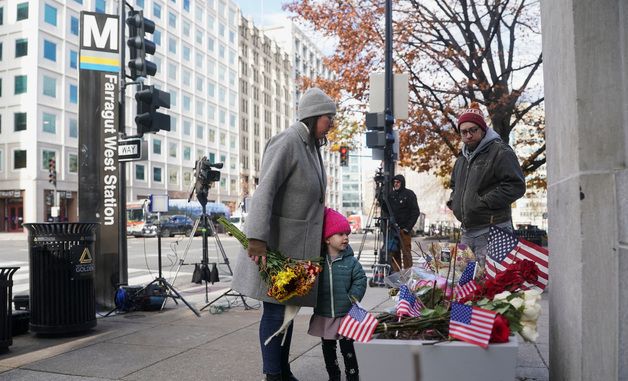 [포토]美 워싱턴DC 총격사건 현장 찾은 추모객들