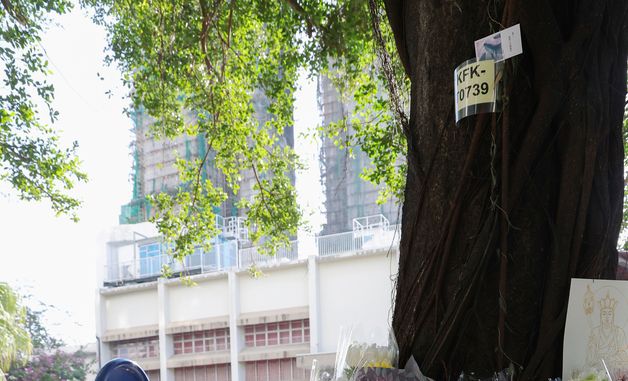 홍콩 참사 희생자들을 위해 놓인 꽃