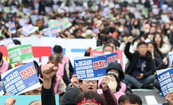 투쟁 구호 외치는 엄길용 위원장