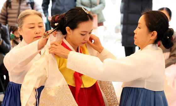 어른의 예복을 갖춰보는 성년례