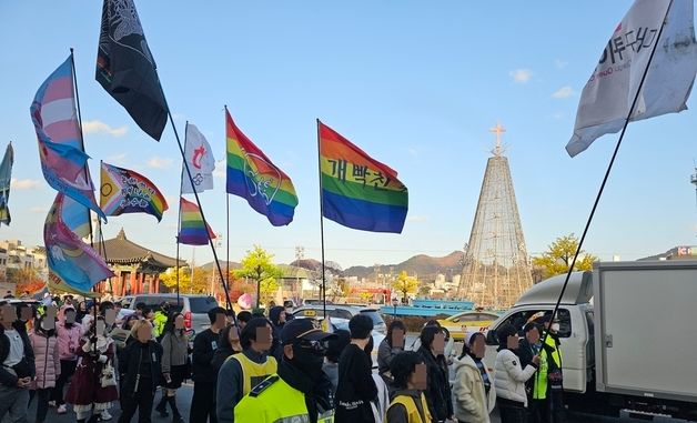 5·18광장 행진하는 광주 퀴어축제 참가자들