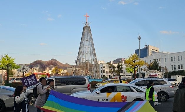 5·18민주광장 행진하는 무지개깃발