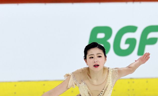 연기 펼치는 윤아선