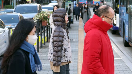 초겨울 한파 덮친 전국, 시민들 '두꺼운 외투' 등장